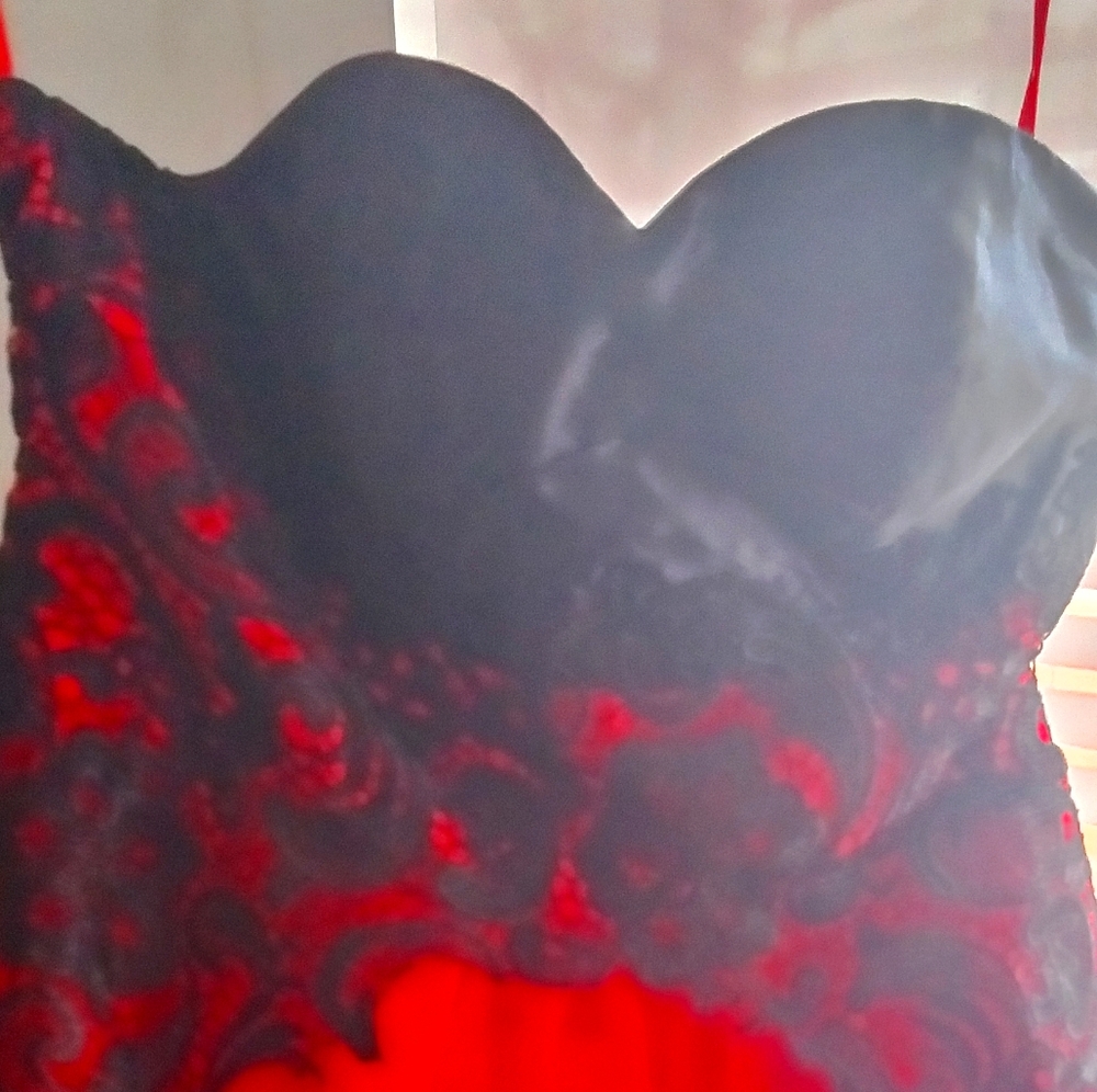 Knee Length. Strapless vantage Style